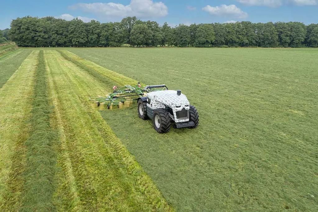 農(nóng)機(jī)具指揮拖拉機(jī)！科羅尼聯(lián)手雷肯提出無人作業(yè)新設(shè)想