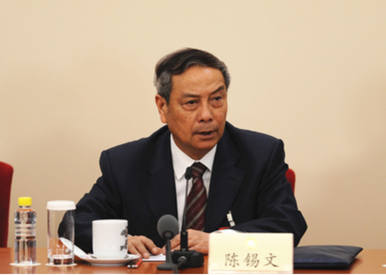 小農戶迄今為止仍然是我國農業經營的基本面,這不是偏愛小農戶,而是客觀現實。在發展現代農業的進程中,我們的功夫要更多地用在習近平總書記所講的創造改變分散、粗放的農業經營的條件上,這樣才能走出一條中國特色的農業現代化道路。 小農戶迄今為止仍然是我國農業經營的基本面,這不是偏愛小農戶,而是客觀現實。在發展現代農業的進程中,我們的功夫要更多地用在習近平總書記所講的創造改變分散、粗放的農業經營的條件上,這樣才能走出一條中國特色的農業現代化道路。