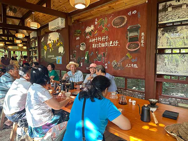 興隆隆苑咖啡莊園內(nèi),游客正在學(xué)習(xí)咖啡制作 興隆隆苑咖啡莊園內(nèi),游客正在學(xué)習(xí)咖啡制作